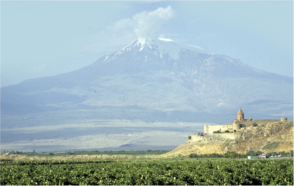 Mt_Ararat_and_Khor_Virap_Monastery